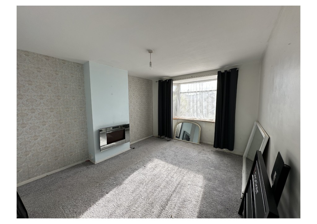 Lot: 171 - SEMI-DETACHED HOUSE WITH GARDEN TO FRONT AND REAR - Further Living Room with bay window over front garden